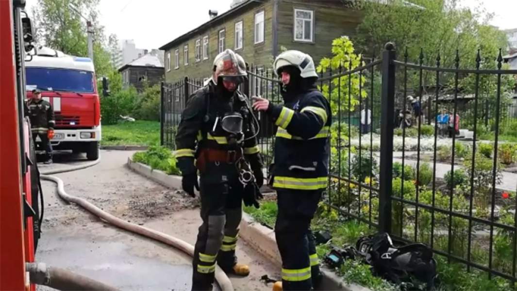 Сотрудники МЧС на месте пожара жилого дома по адресу Водников переулок, дом 8 в Архангельске