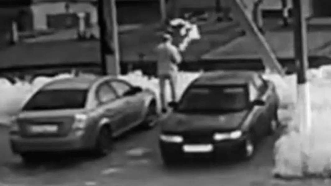 Андрей Ежов выбрасывает документы одной из жертв