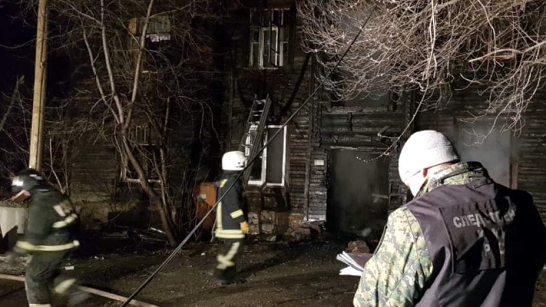 Сотрудники МЧС и СК РФ на месте пожара в жилом доме в Екатеринбурге, в результате которого погибли 8 человек