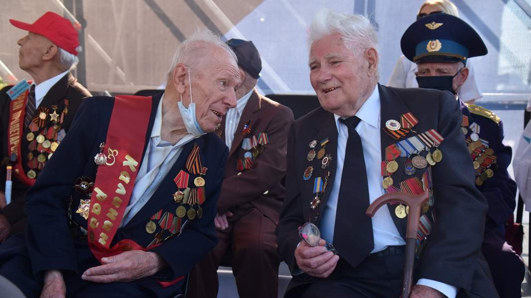 Ветераны на трибуне во время парада 