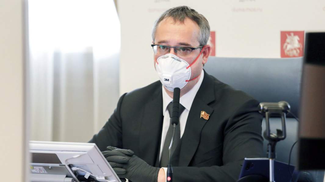 Алексей Шапошников во время заседания Мосгордумы в онлайн-режиме