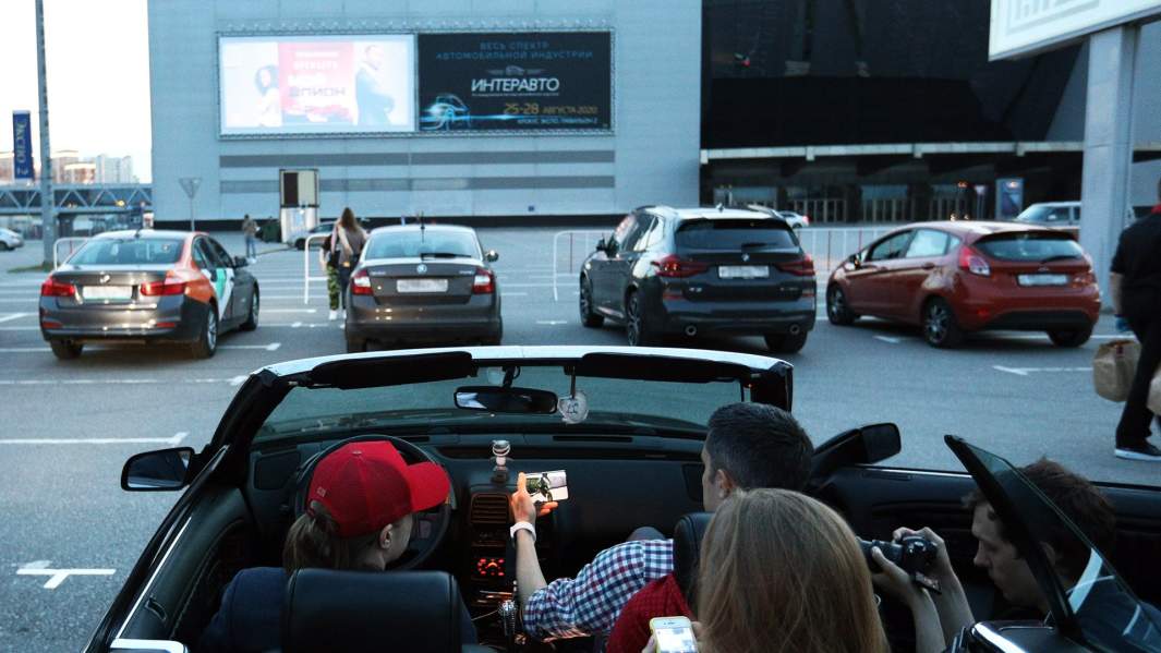 Работа автокинотеатра «КАРО под звездами: Vegas» в «Крокус Сити»