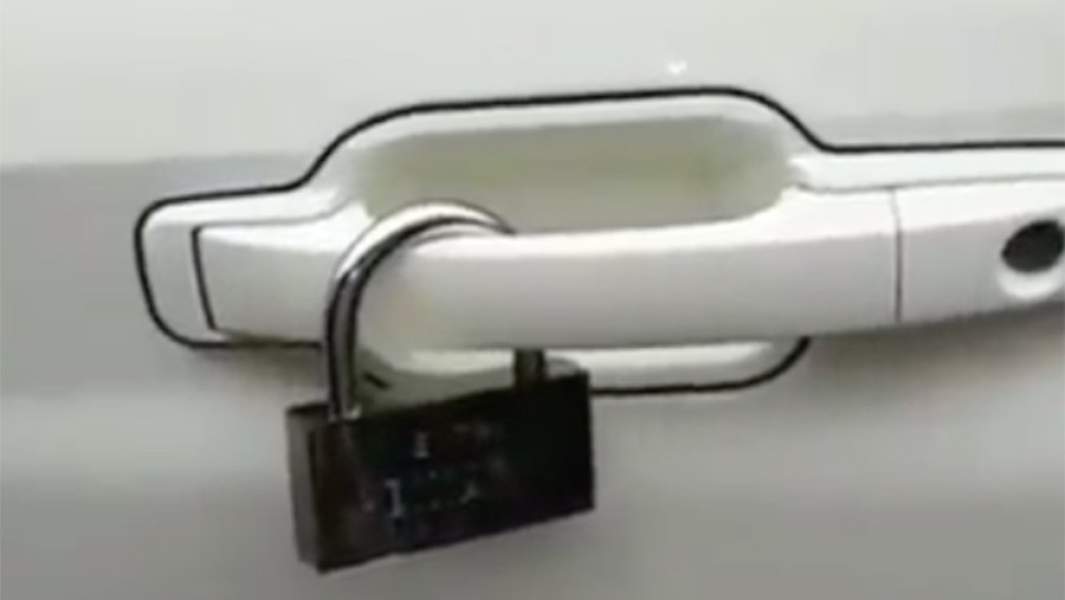 замок на ручке двери автомобиля 