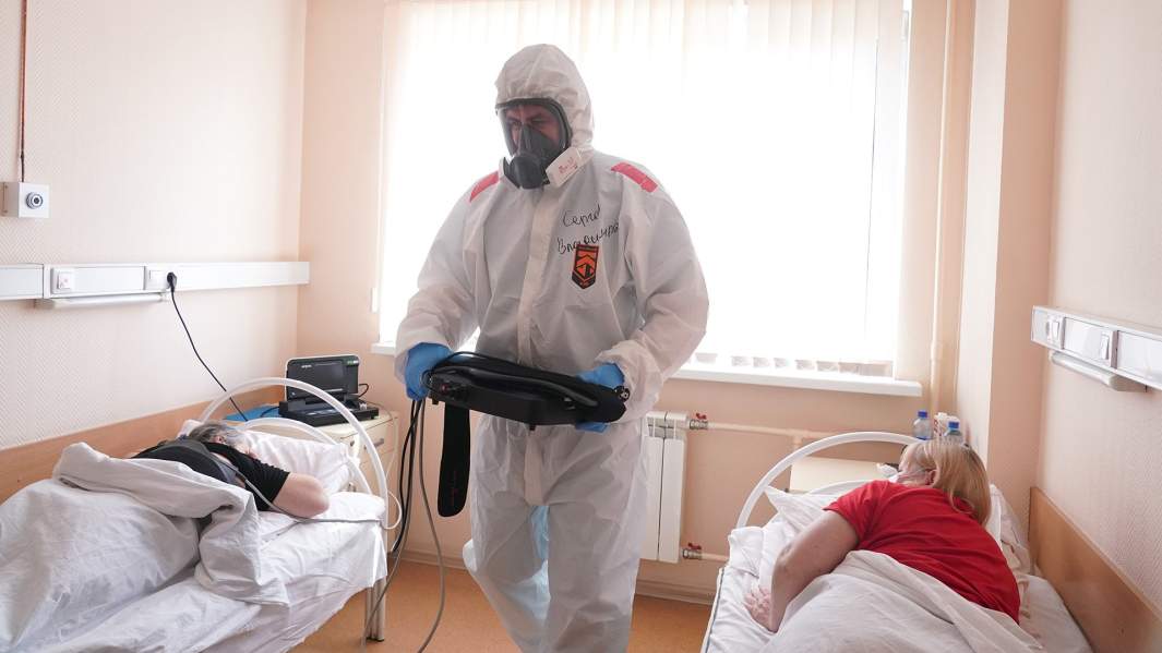 Врач в палате с пациентами