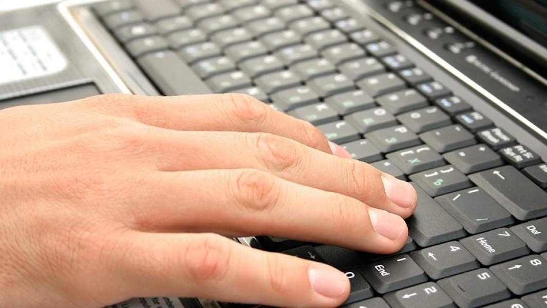 Человек работает за компьютером