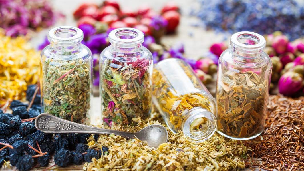 Лечить — только портить: кабмин просят взять под контроль целителей