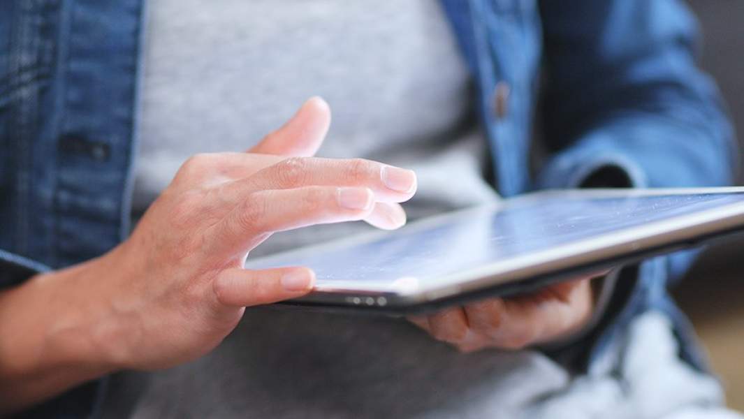 Человек с планшетом