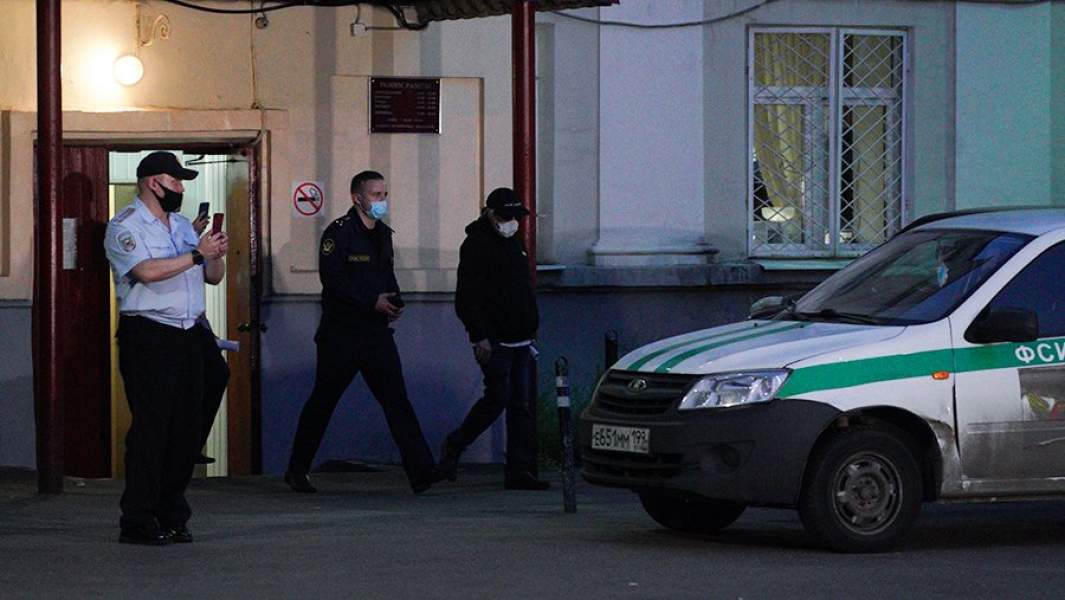  Михаил Ефремов выходит из Таганского суда в Москве