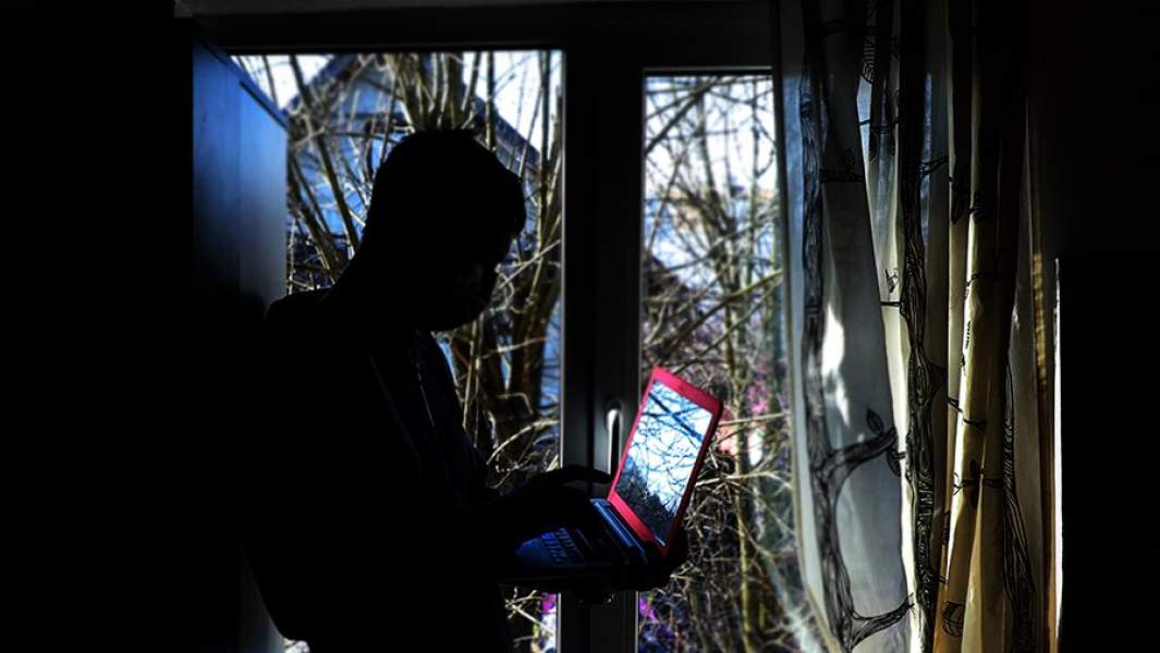 молодой человек у окна