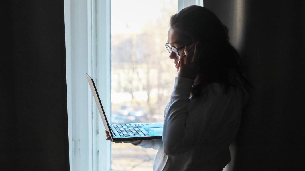 девушка с ноутбуком