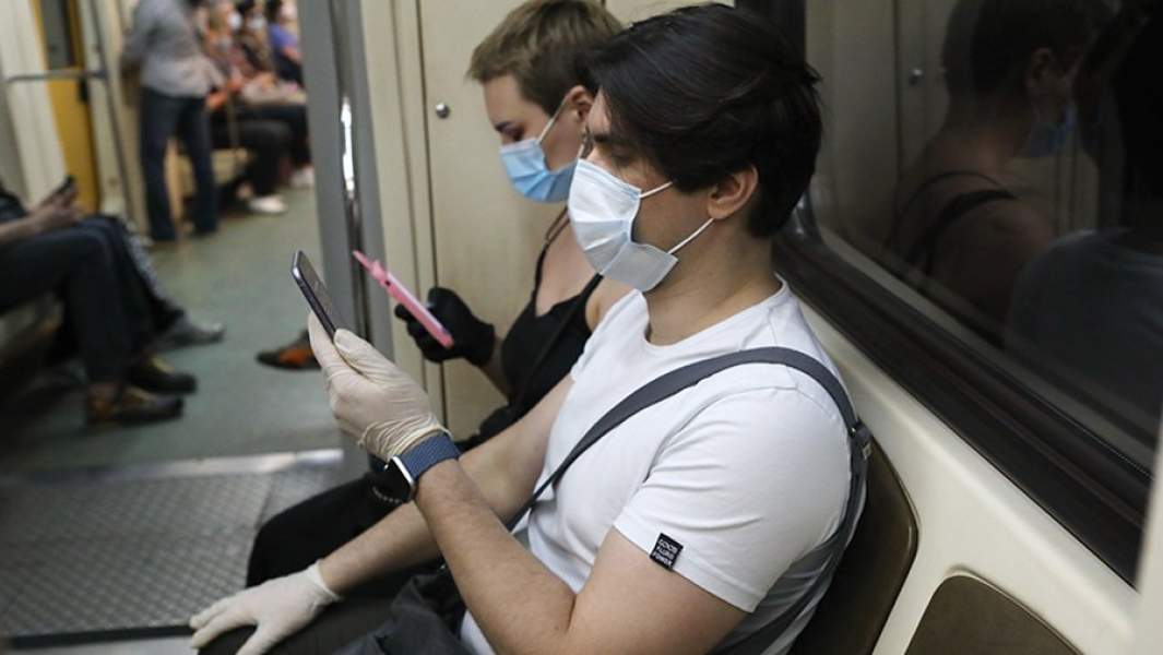 Люди в вагоне метро со смартфонами