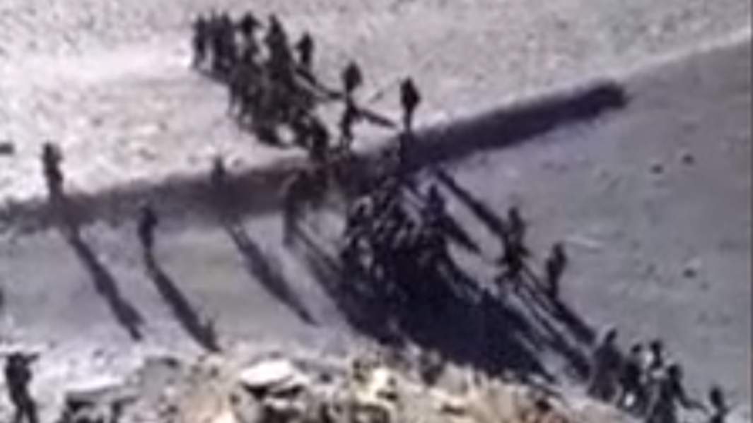 Массовая драка китайских и индийских солдат 