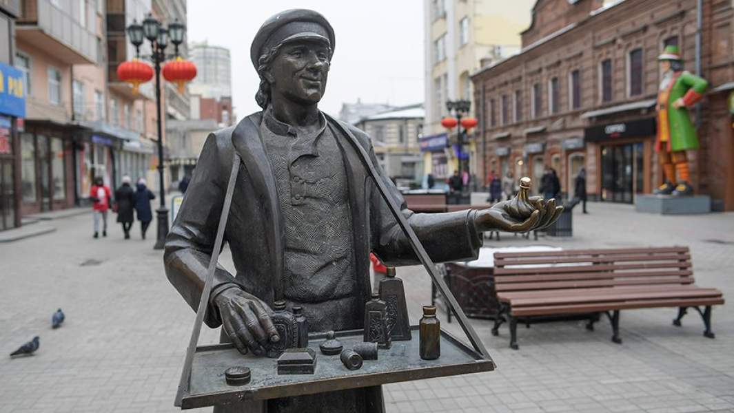 Статуя на улице. Памятник коробейнику в Екатеринбурге. Памятники на Вайнера в Екатеринбурге. Скульптура Коробейник Екатеринбург. Скульптуры на Вайнера в Екатеринбурге.