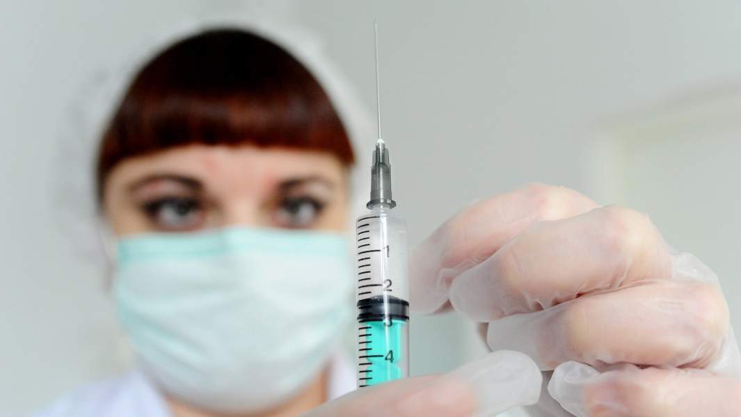 Медицинская сестра готовит инъекцию лекарственного препарата