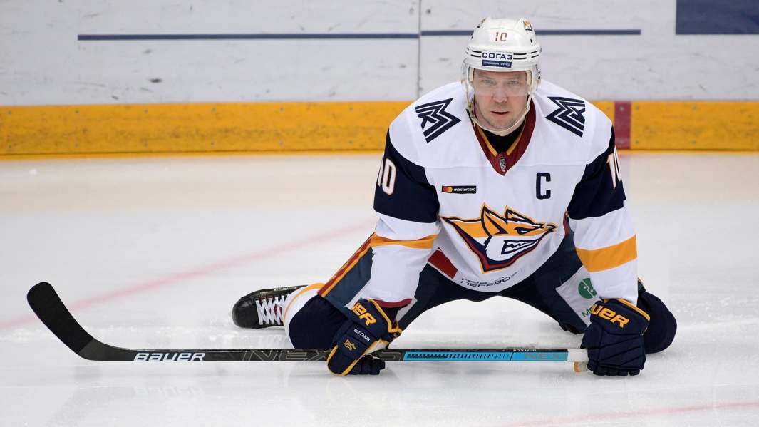 Игрок «Металлурга» Сергей Мозякин на разминке перед матчем