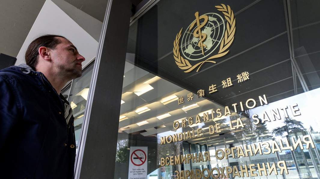 Эмблема Всемирной организации здравоохранения на входе в здание штаб-квартиры организации в Женеве