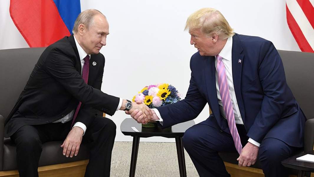 Президент РФ Владимир Путин и президент США Дональд Трамп во время встречи на полях саммита «Группы двадцати» в Осаке. 28 июня 2019 года