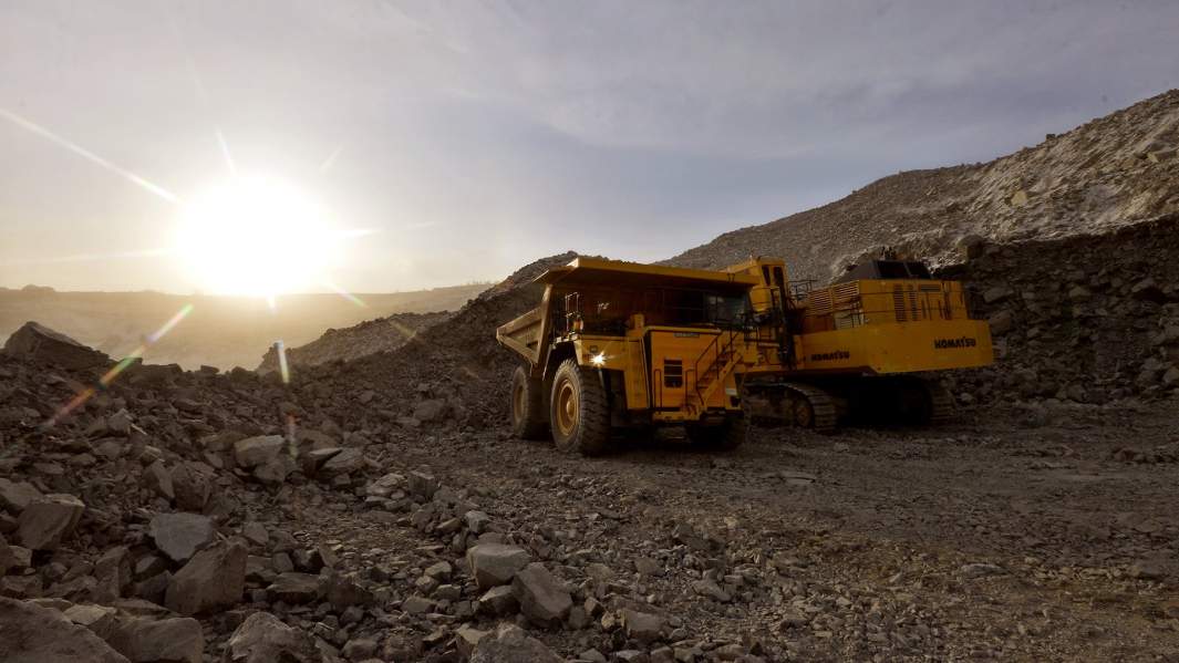 Погрузка золотосодержащей руды в самосвал на золотодобывающем предприятии