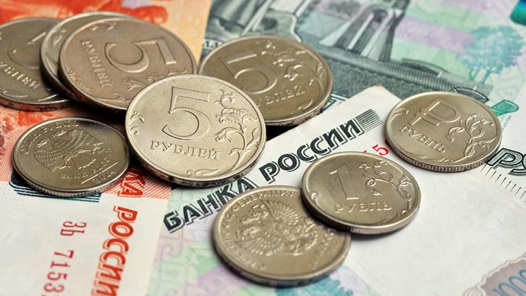 Монеты номиналом 1 и 5 рублей на банкнотах номиналом 2000 рублей и 5000 рублей