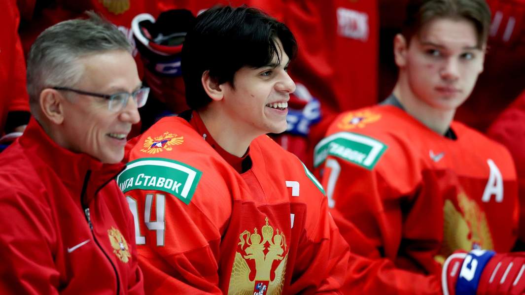 Ассистент тренера молодежной сборной России по хоккею Игорь Ларионов и игрок молодежной сборной России по хоккею Григорий Денисенко (слева направо)