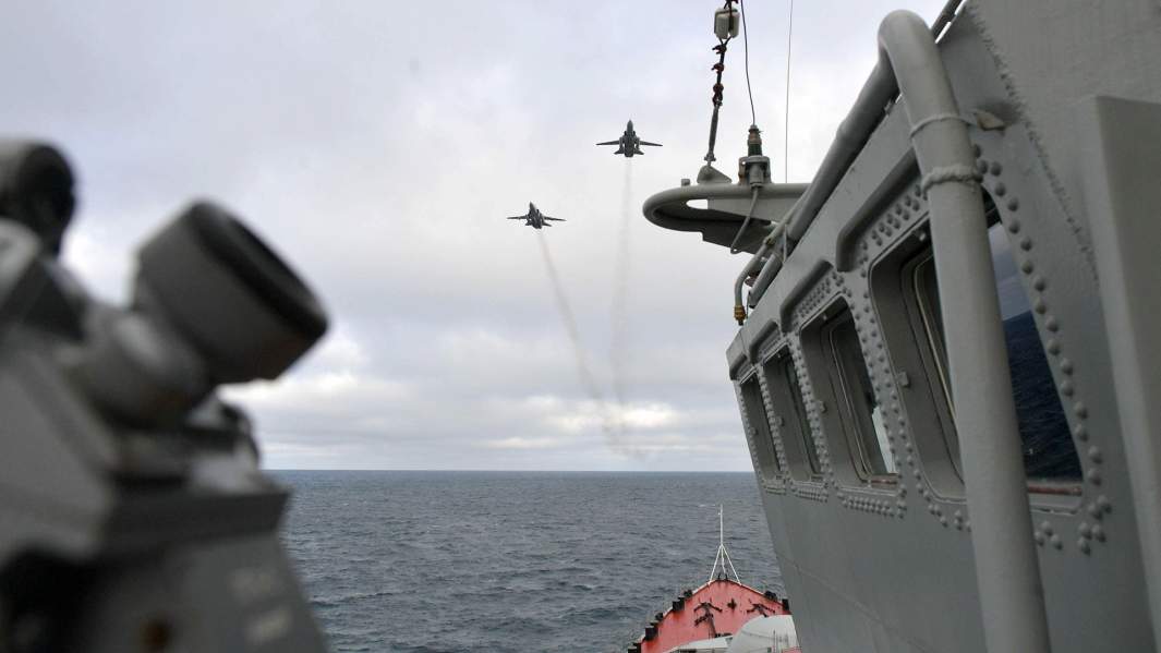 Истребители во время совместных учений Северного и Черноморского флотов в Черном море