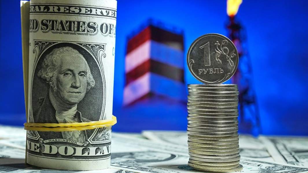 Денежные купюры США и монеты номиналом один рубль