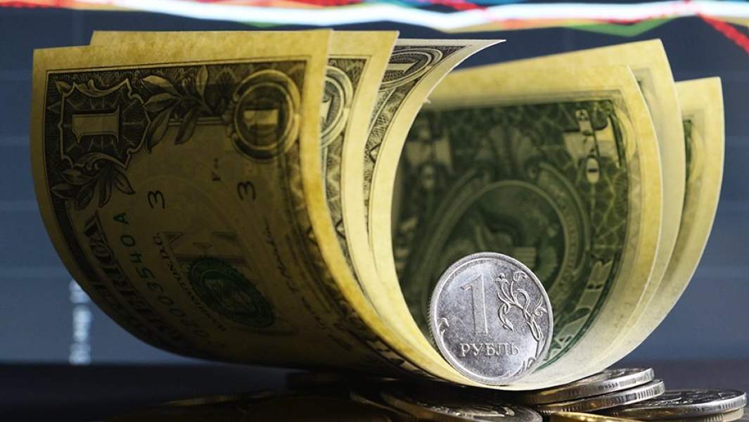 Денежные купюры США и монеты номиналом один и десять рублей