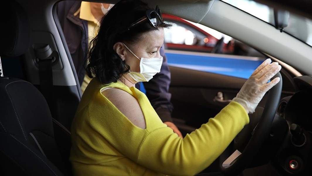 Покупательница осматривает автомобиль в автосалоне