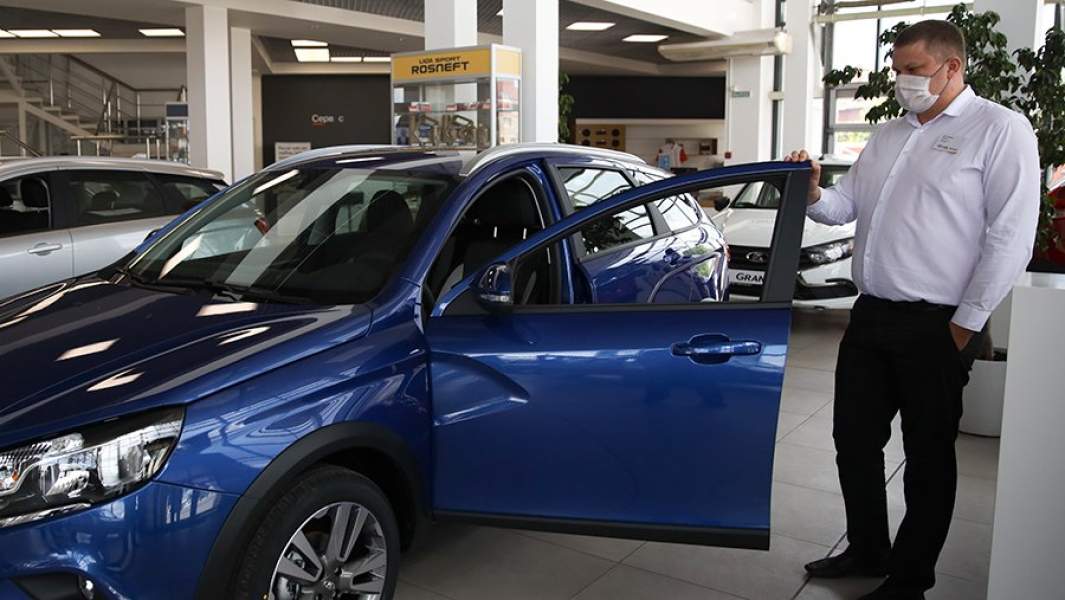 Автомобиль в автосалоне дилерского центра