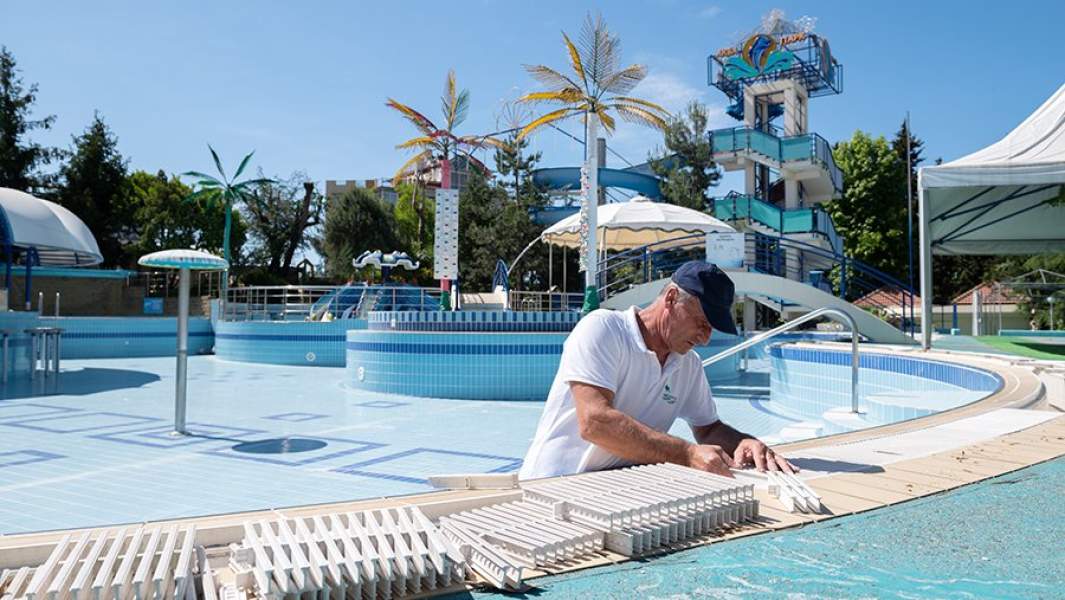 Сотрудник санатория в Сочи готовит к эксплуатации бассейн