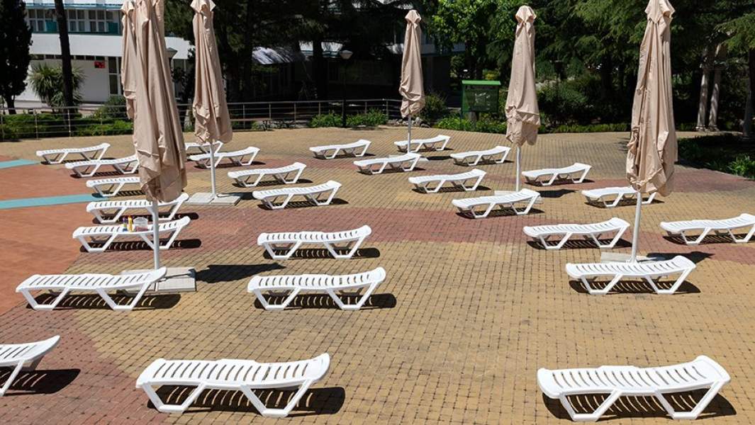 Лежаки у бассейна санатория в Сочи, установленные по новым правилам социального дистанцирования