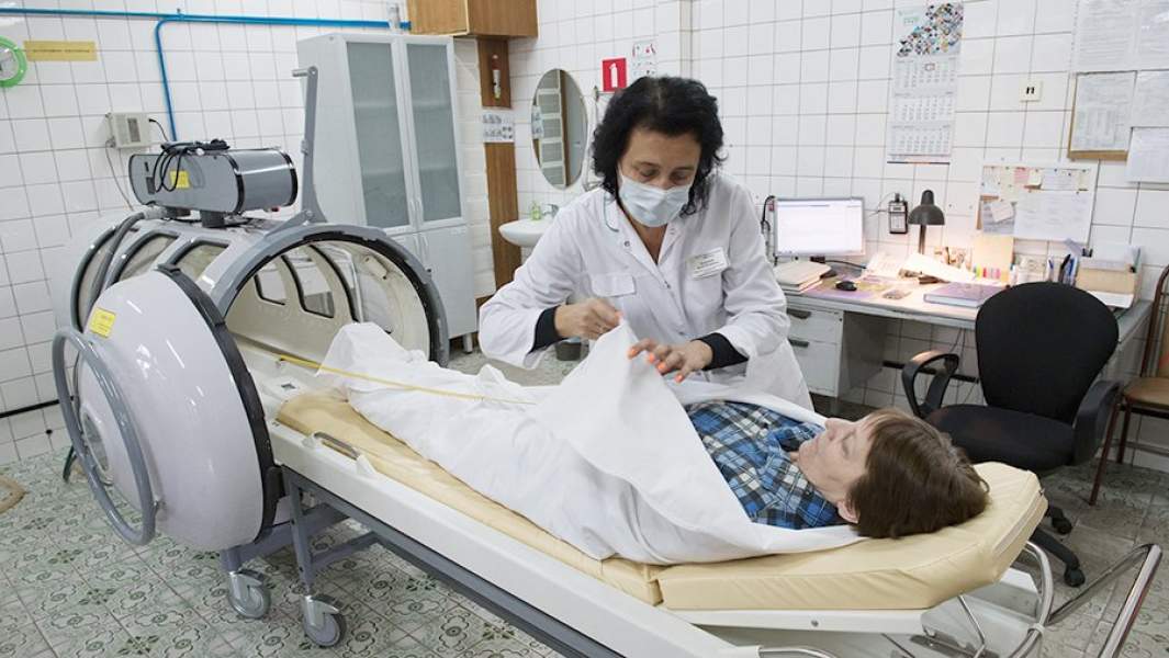 Пациент Анна Ивакина, переболевшая коронавирусной инфекцией COVID-19, в кабинете Медицинского биофизического центра имени А. И. Бурназяна перед прохождением лечебного сеанса в барокамере