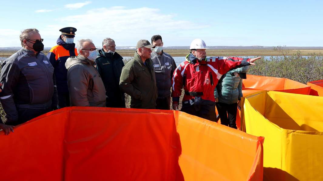 Министр МЧС РФ России Евгений Зиничев и губернатор Красноярского края Александр Усс (справа налево по центру) на месте разлива нефтепродуктов в Норильске