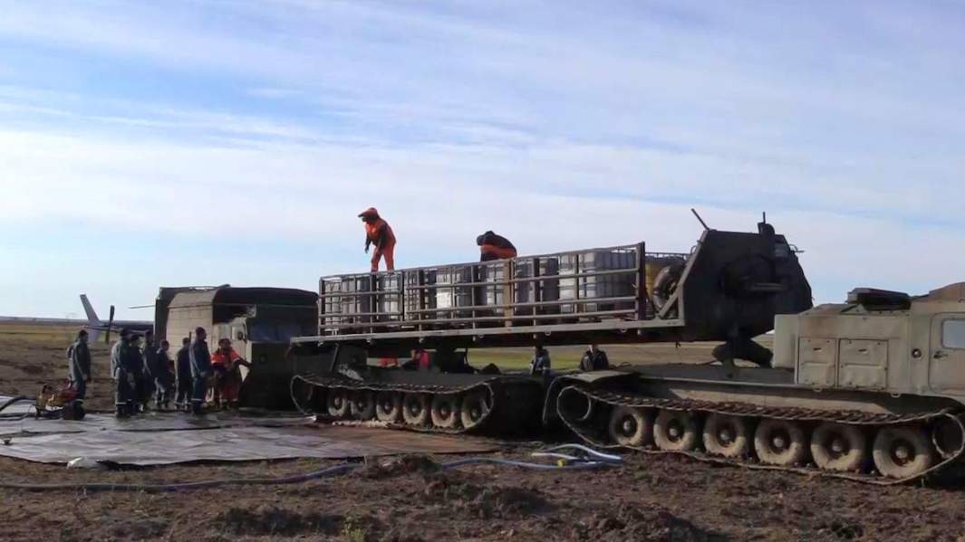 Специальная техника в полевом лагере МЧС РФ, развёрнутом вблизи ЧП под Норильском