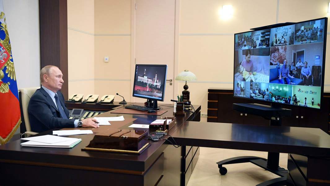 Президент РФ Владимир Путин во время встречи в режиме видеоконференции с социальными работниками государственных учреждений и НКО