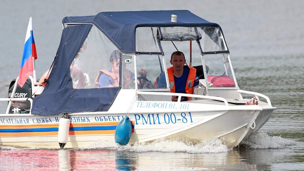 Сотрудники спасательной службы патрулируют прибрежную зону