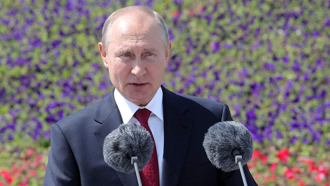 Президент РФ Владимир Путин выступает на церемонии вручения золотых звезд Героям Труда на Поклонной горе