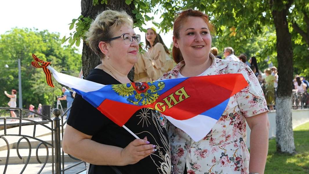 Женщины во время празднования Дня России в Горловке в Донецкой области