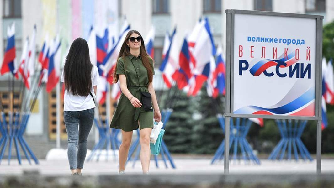 Жители Симферополя во время празднования Дня России в Симферополе