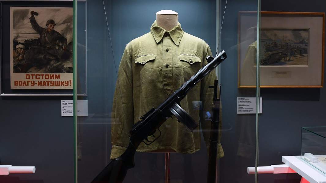 Гимнастерка СССР, пистолет-пулемет системы Шпагина образца 1941 года (ППШ-41) — экспонаты на открывшейся выставке «Медики в годы Великой Отечественной войны»