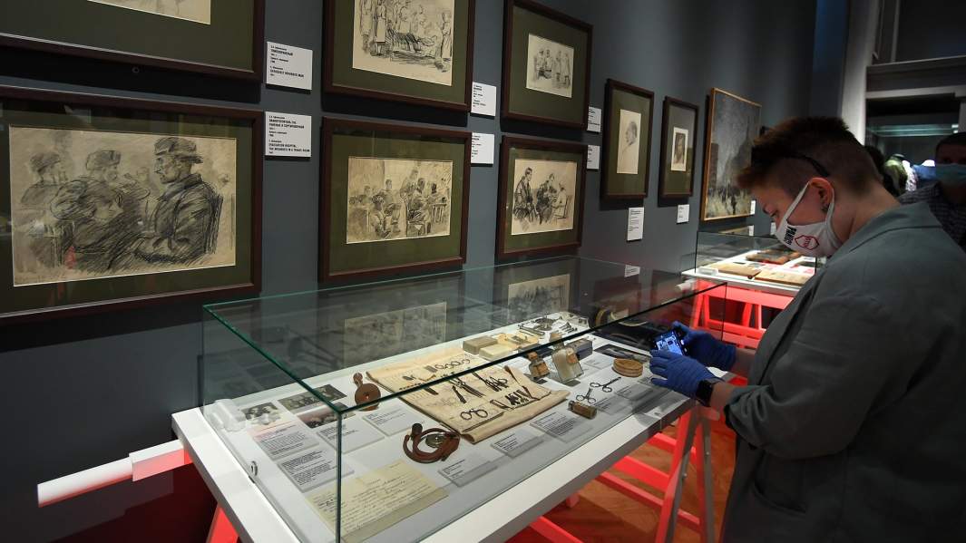 Посетитель на открывшейся выставке «Медики в годы Великой Отечественной войны» в Государственном историческом музее