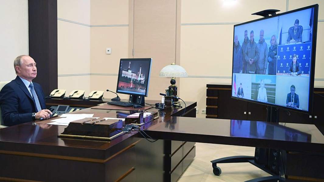 Президент РФ Владимир Путин во время совещания в режиме видеоконференции по вопросам ликвидации последствий разлива дизельного топлива в Красноярском крае