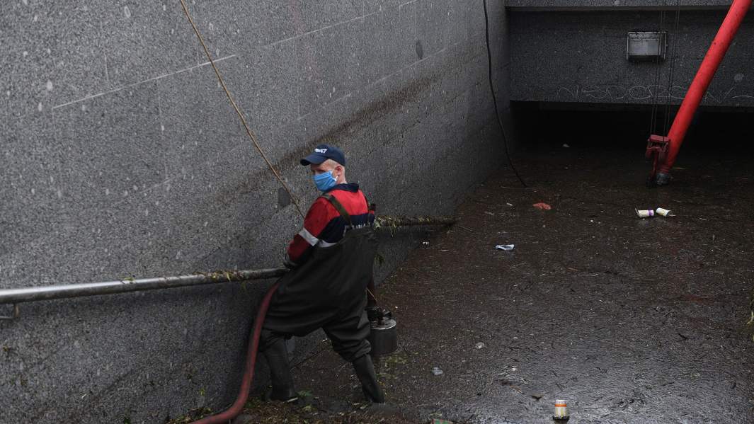 Сотрудник "Гормоста" во время откачки воды