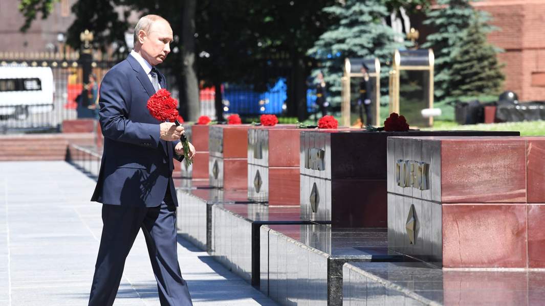 Президент РФ Владимир Путин возлагает цветы на Аллее городов-героев в День памяти и скорби после церемонии возложения венка и цветов к Могиле Неизвестного Солдата в Александровском саду