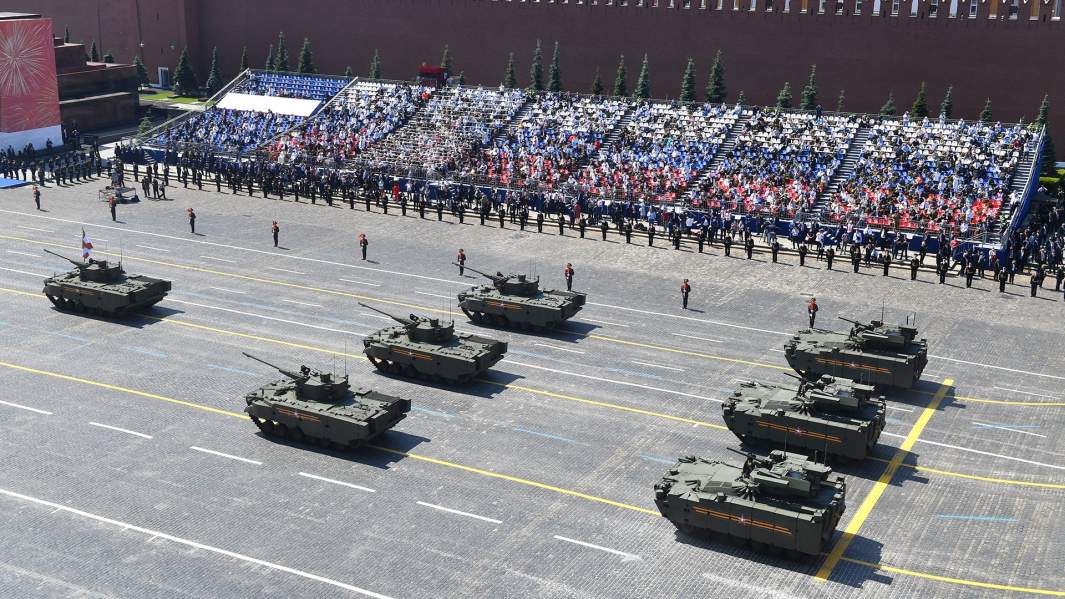 Самоходные зенитно-артиллерийские комплексы «Деривация-ПВО» и боевые машины пехоты (БМП) на гусеничной платформе «Курганец-25» в Москве