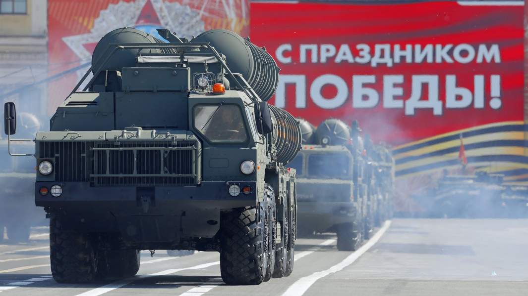 Зенитная ракетная система С-400 во время военного парада в Санкт-Петербурге