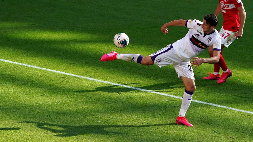 Игрок «Спартака» Роман Зобнин (справа) и игрок «Уфы» Йонуц Неделчяру в матче 24-го тура чемпионата России по футболу