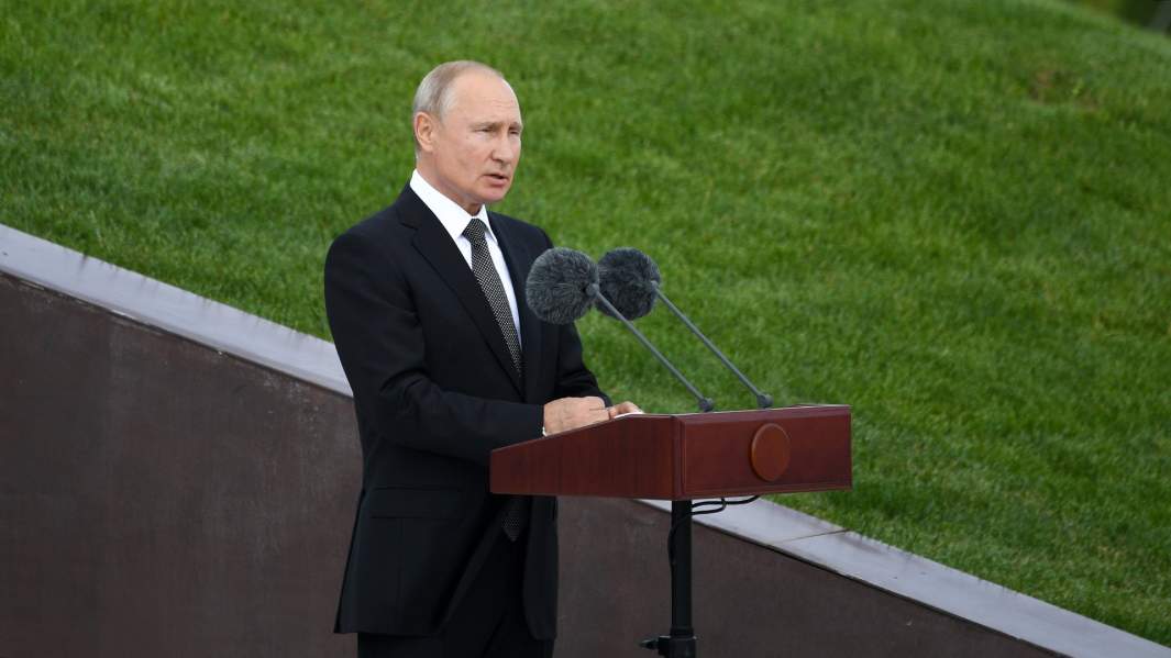 Президент РФ Владимир Путин выступает на церемонии открытия Ржевского мемориала Советскому солдату