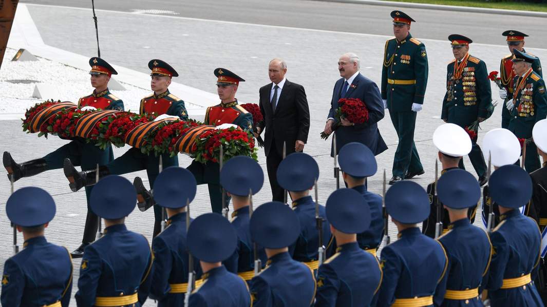 Президент РФ Владимир Путин и президент Белоруссии Александр Лукашенко во время церемонии возложения венка к Ржевскому мемориалу Советскому солдату