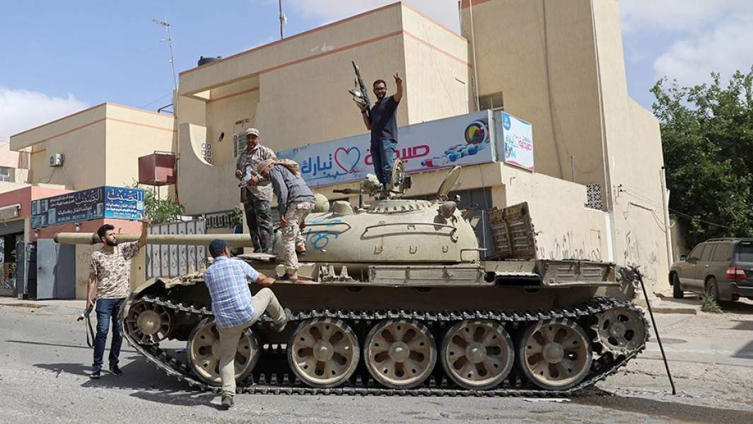 Солдаты Правительства национального согласия Ливии у захваченного танка в городе Тархуна
